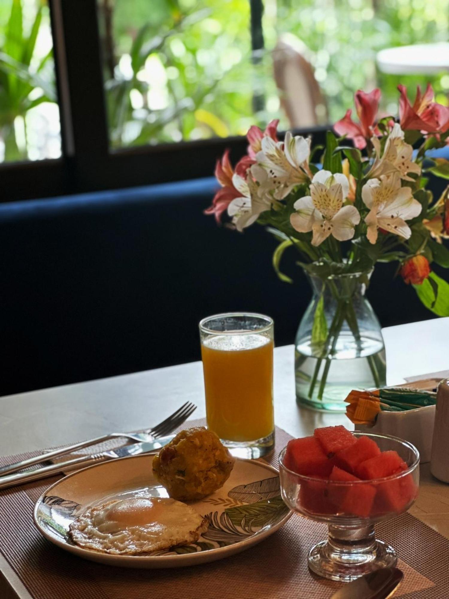 Manakin Hostal & Resto Манта Екстериор снимка
